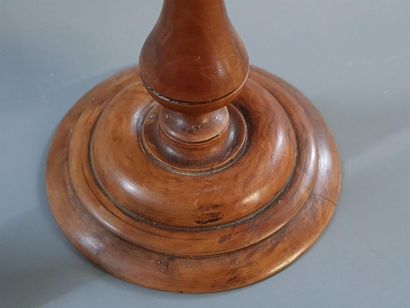 Paire de bougeoirs en bois naturel tourné.
XIXe...