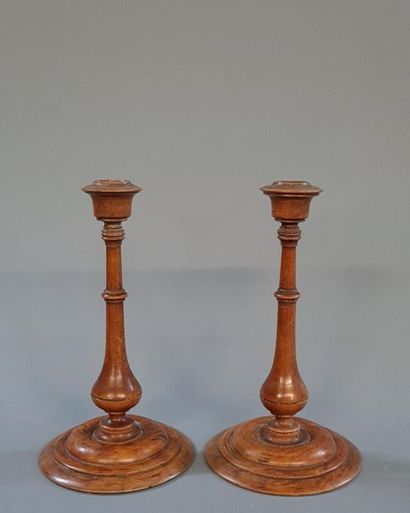 Paire de bougeoirs en bois naturel tourné.
XIXe...