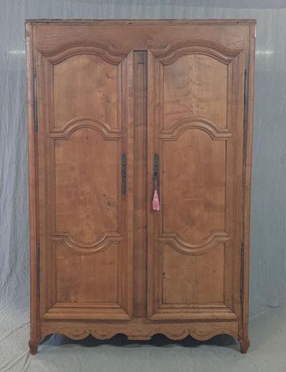 Oak cupboard
XVIII
231 x 165 x 50 cm
Cornice...