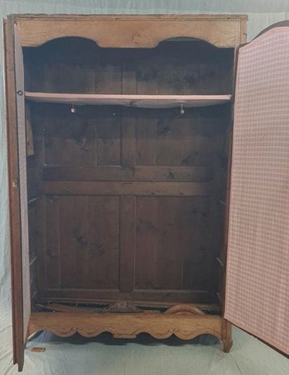 Oak cupboard
XVIII
231 x 165 x 50 cm
Cornice...
