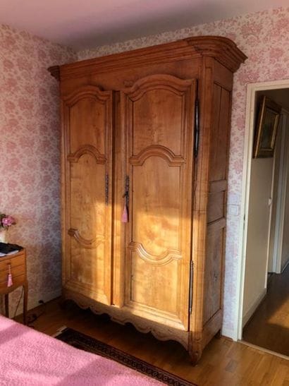Oak cupboard
XVIII
231 x 165 x 50 cm
Cornice...