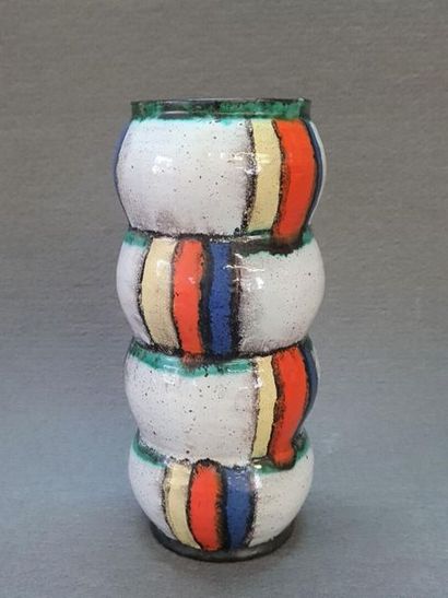 Goldscheider 
Vase trilobé signé
H.24 cm....