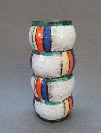 Goldscheider 
Vase trilobé signé
H.24 cm....
