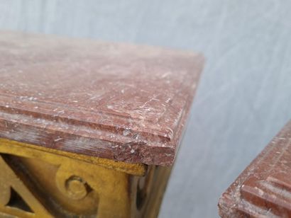 Paire de consoles en bois sculpté et peint...