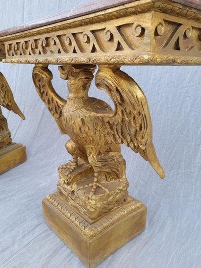 Paire de consoles en bois sculpté et peint...