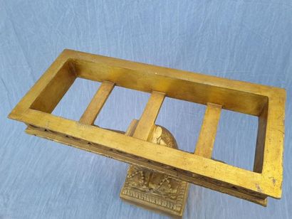 Paire de consoles en bois sculpté et peint...