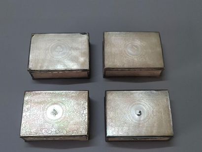 Ensemble de quatre boîtes à jeu en métal...