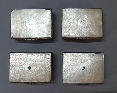 Ensemble de quatre boîtes à jeu en métal...