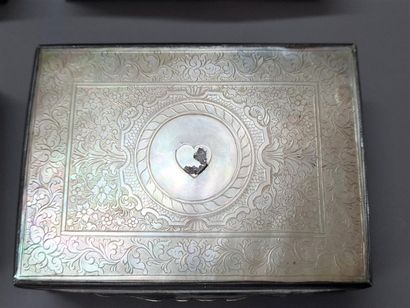 Ensemble de quatre boîtes à jeu en métal...