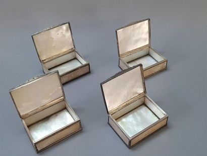 Ensemble de quatre boîtes à jeu en métal...