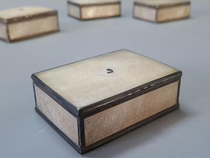 Ensemble de quatre boîtes à jeu en métal...
