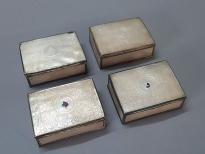 Ensemble de quatre boîtes à jeu en métal...