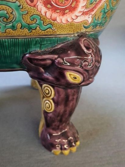Cache pot tripode en porcelaine asiatique,...