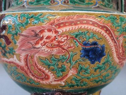 Cache pot tripode en porcelaine asiatique,...