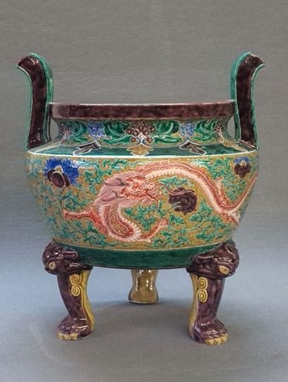 Cache pot tripode en porcelaine asiatique,...