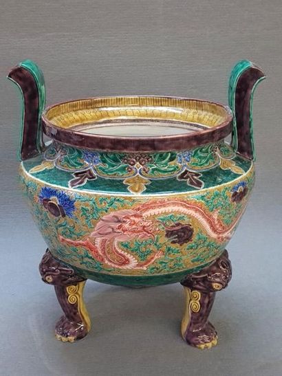 Cache pot tripode en porcelaine asiatique,...