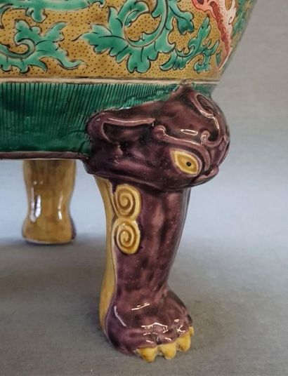 Cache pot tripode en porcelaine asiatique,...