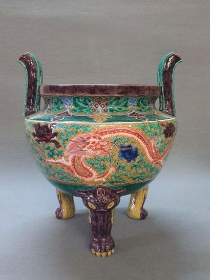 Cache pot tripode en porcelaine asiatique,...