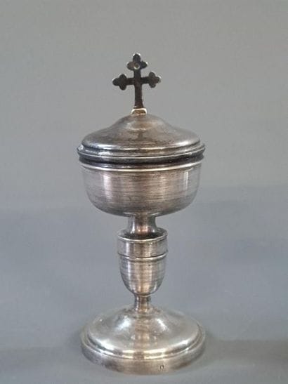 Lot d'argenterie religieuse comprenant :
-...