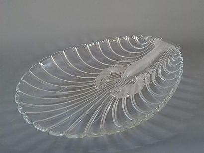 Grand plat en verre moulé à décor de langouste.
5,5...