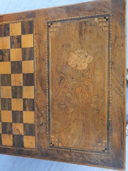 Table à jeux plateau marqueté.
Epoque Louis...