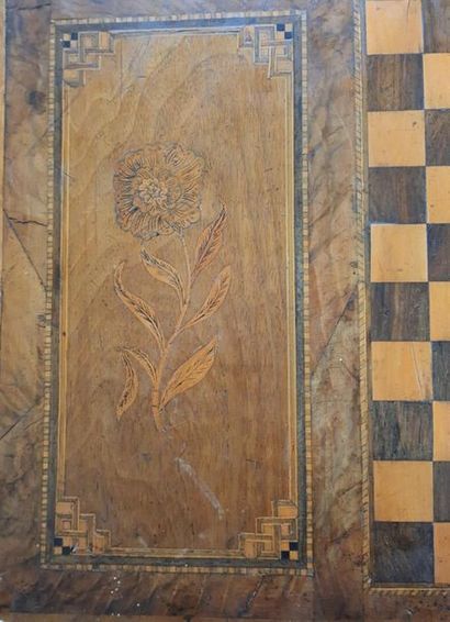 Table à jeux plateau marqueté.
Epoque Louis...