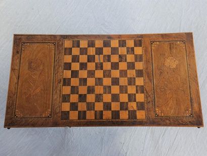 Table à jeux plateau marqueté.
Epoque Louis...