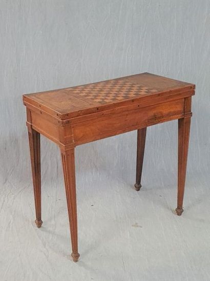 Table à jeux plateau marqueté.
Epoque Louis...