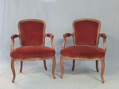 Paire de fauteuils cabriolets , garnis de...