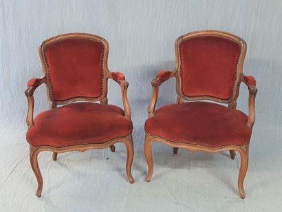 Paire de fauteuils cabriolets , garnis de...