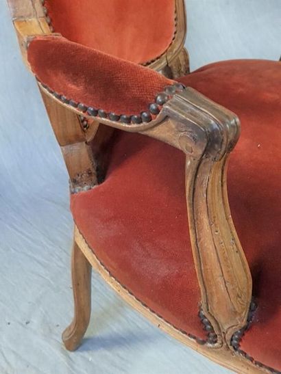 Paire de fauteuils cabriolets , garnis de...