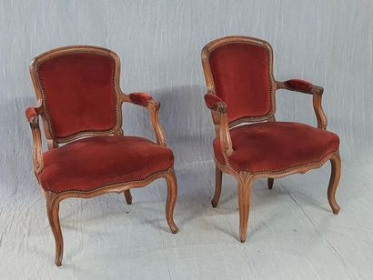 Paire de fauteuils cabriolets , garnis de...