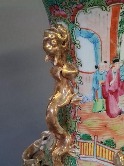 Paire de vases en porcelaine de CANTON fin...