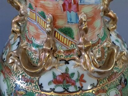 Paire de vases en porcelaine de CANTON fin...