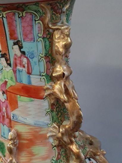Paire de vases en porcelaine de CANTON fin...