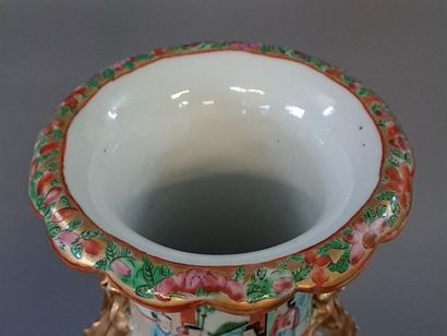 Paire de vases en porcelaine de CANTON fin...