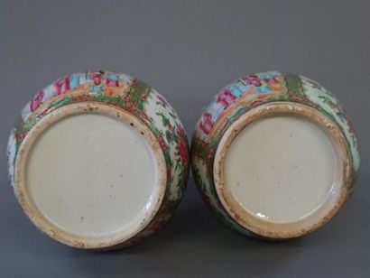 Paire de vases en porcelaine de CANTON fin...