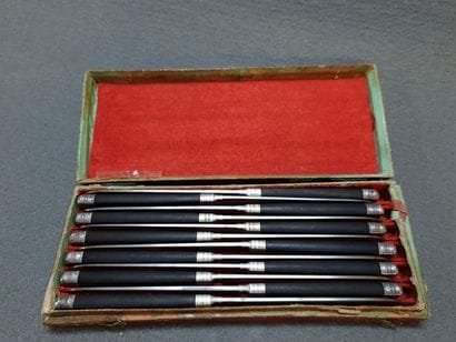 Suite de douze couteaux manche ébène, viroles...