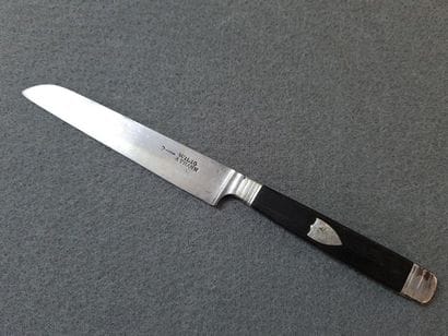 Suite de douze couteaux manche ébène, viroles...