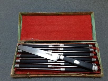 Suite de douze couteaux manche ébène, viroles...