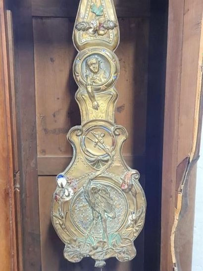 Horloge gaine en noyer à demi colonnes, balancier...