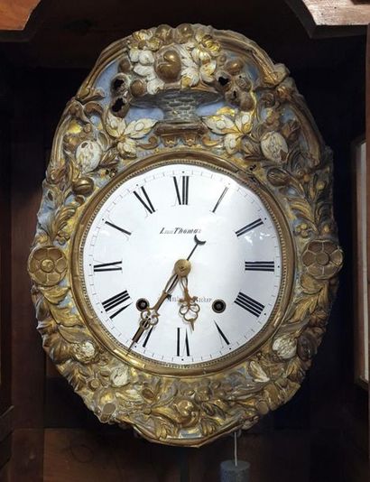 Horloge gaine en noyer à demi colonnes, balancier...