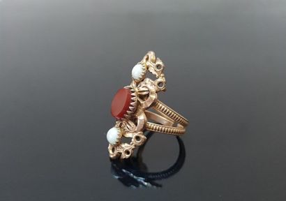 Ring in metal and fantasy stones.
Adjustable...