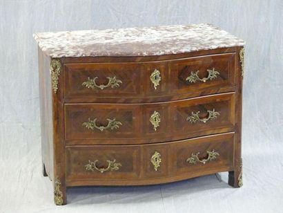 Commode étroite à façade galbée, en frisage,...