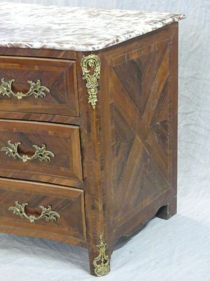Commode étroite à façade galbée, en frisage,...