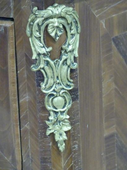 Commode étroite à façade galbée, en frisage,...