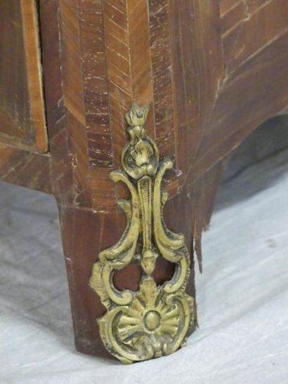Commode étroite à façade galbée, en frisage,...