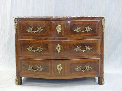 Commode étroite à façade galbée, en frisage,...