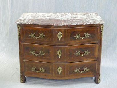 Commode étroite à façade galbée, en frisage,...