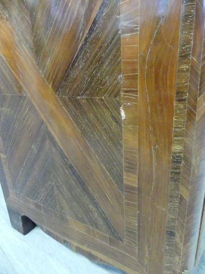 Commode étroite à façade galbée, en frisage,...